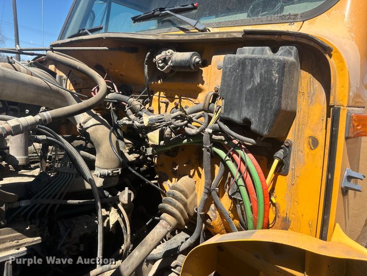 image for item EV5869 1995 International 4700 oil distributor truck