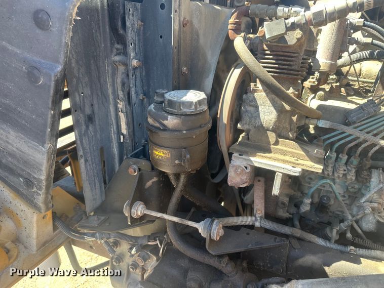 image for item EV5869 1995 International 4700 oil distributor truck