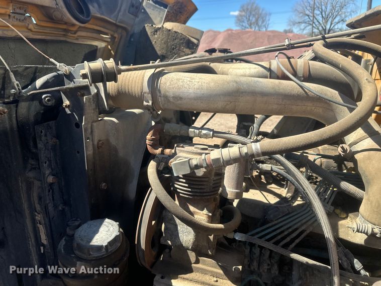 image for item EV5869 1995 International 4700 oil distributor truck