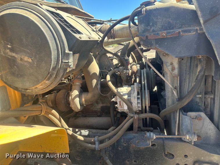image for item EV5869 1995 International 4700 oil distributor truck