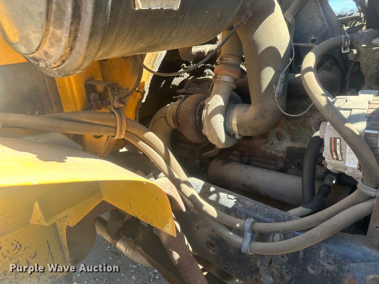 image for item EV5869 1995 International 4700 oil distributor truck