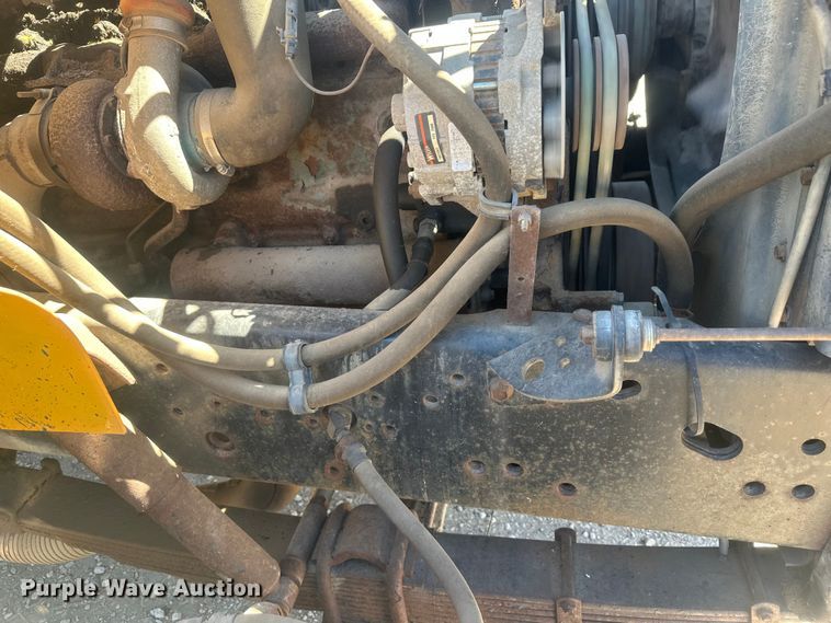 image for item EV5869 1995 International 4700 oil distributor truck