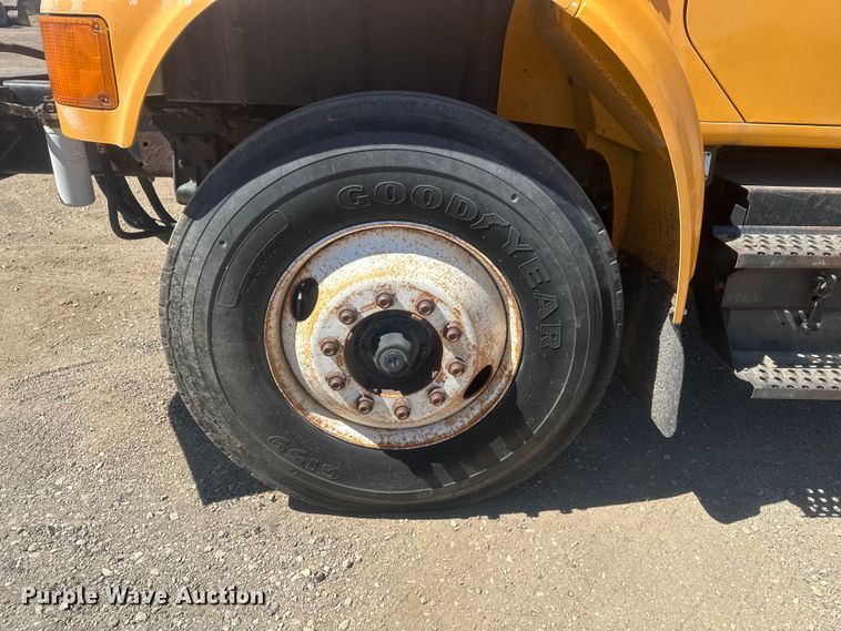 image for item EV5869 1995 International 4700 oil distributor truck