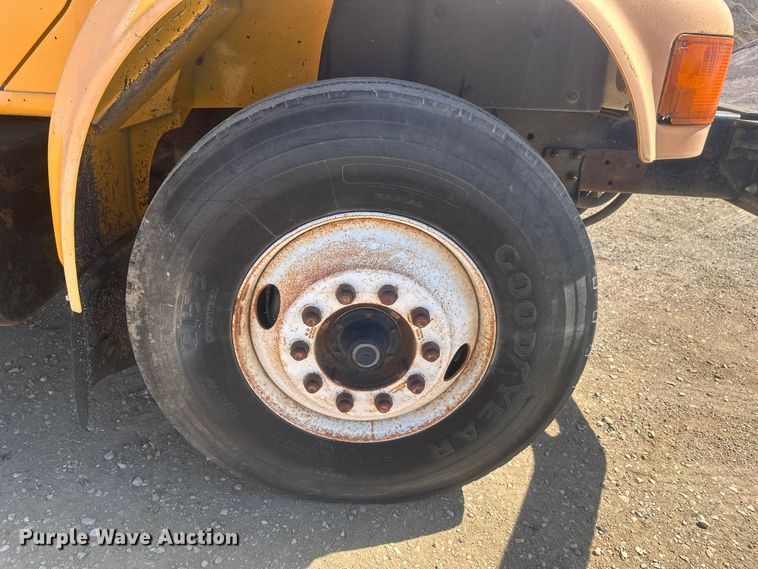 image for item EV5869 1995 International 4700 oil distributor truck