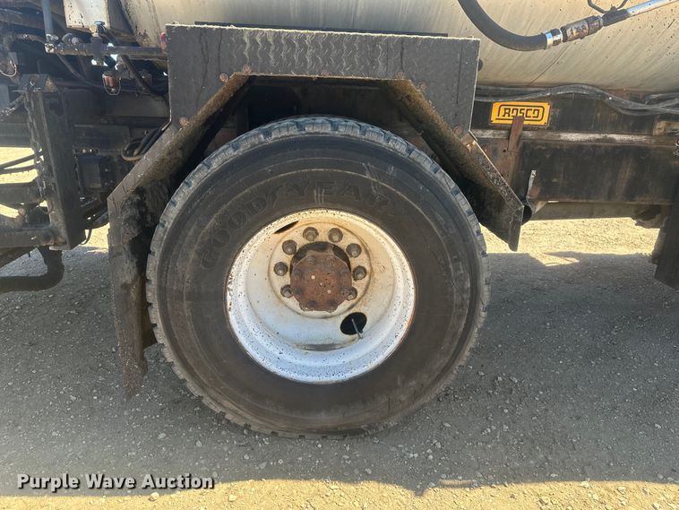 image for item EV5869 1995 International 4700 oil distributor truck