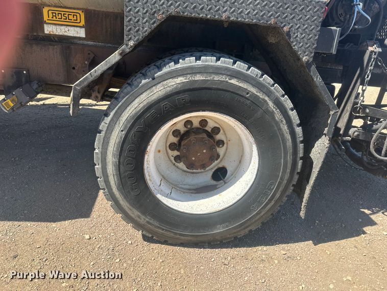 image for item EV5869 1995 International 4700 oil distributor truck