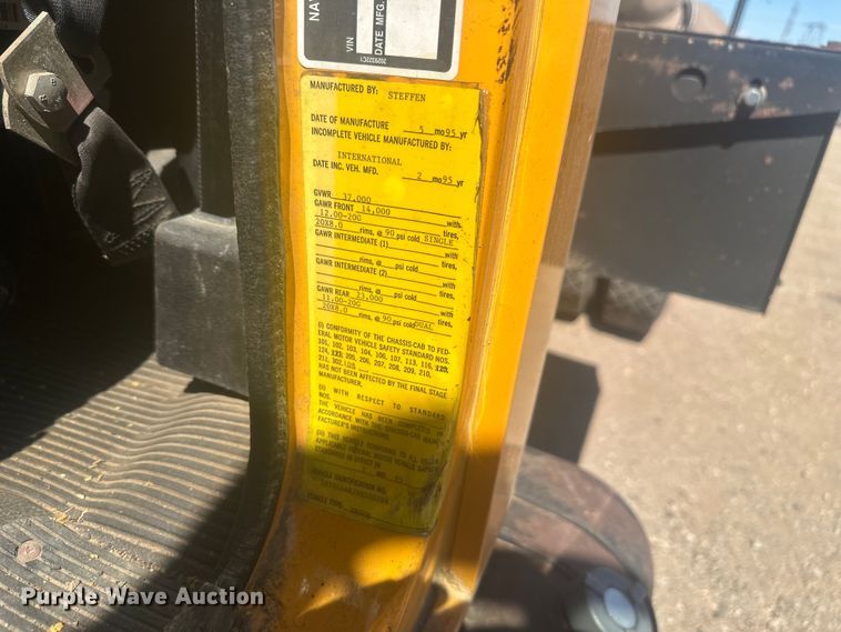 image for item EV5869 1995 International 4700 oil distributor truck