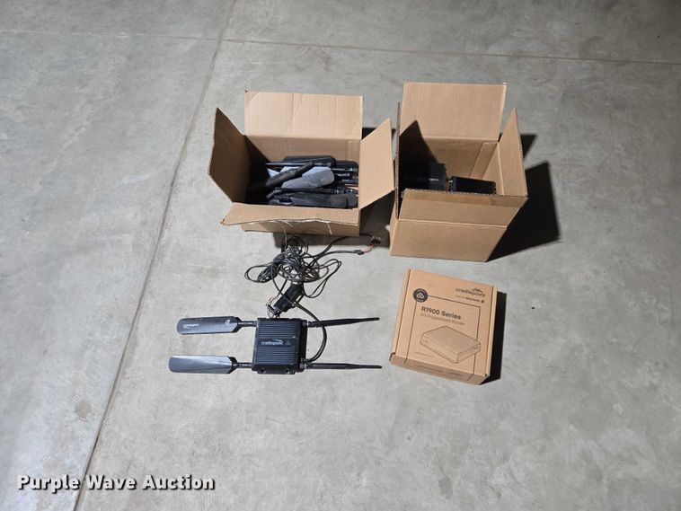 image for item EV5877 Cradlepoint R1900 router