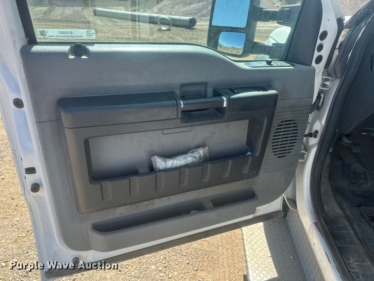 image for item EV5881 2015 Ford F550 shuttle bus