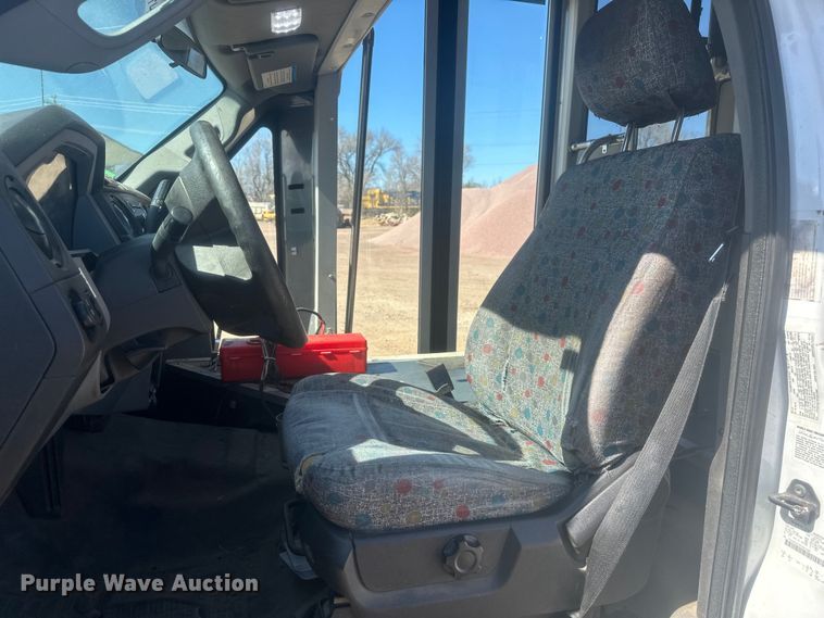 image for item EV5881 2015 Ford F550 shuttle bus