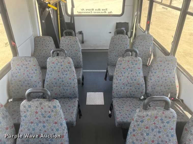 image for item EV5881 2015 Ford F550 shuttle bus