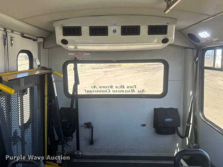 image for item EV5881 2015 Ford F550 shuttle bus