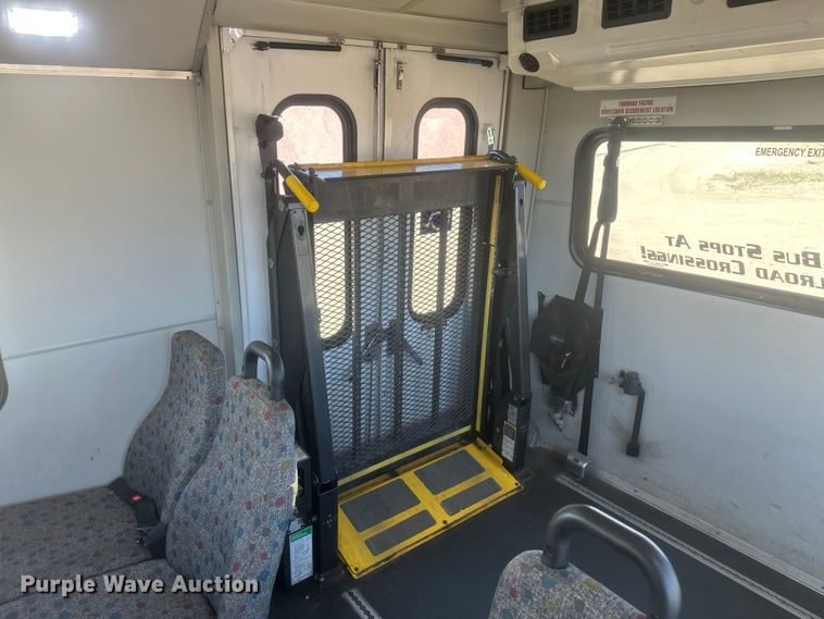image for item EV5881 2015 Ford F550 shuttle bus