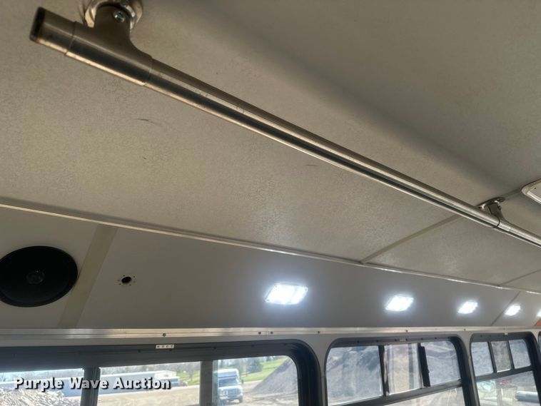 image for item EV5881 2015 Ford F550 shuttle bus