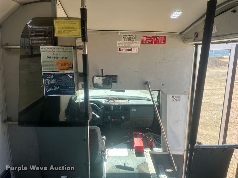 image for item EV5881 2015 Ford F550 shuttle bus