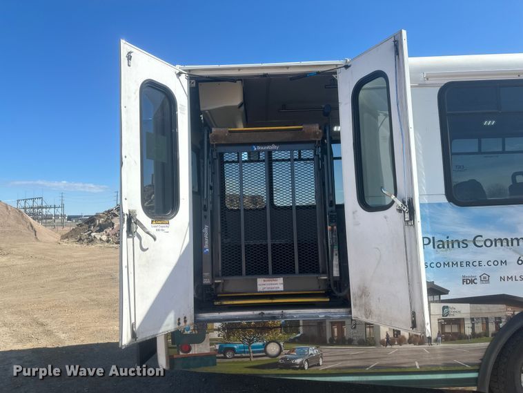 image for item EV5881 2015 Ford F550 shuttle bus