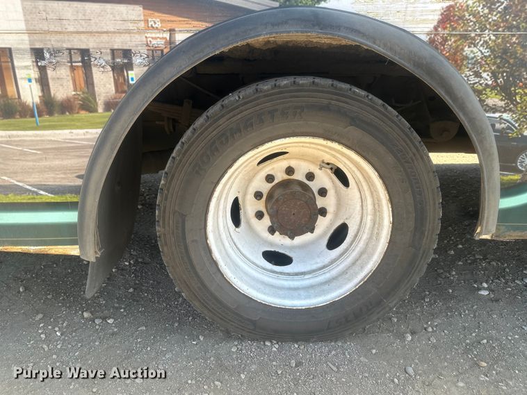 image for item EV5881 2015 Ford F550 shuttle bus