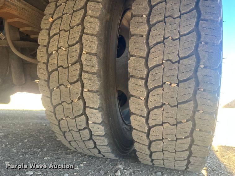 image for item EV5881 2015 Ford F550 shuttle bus
