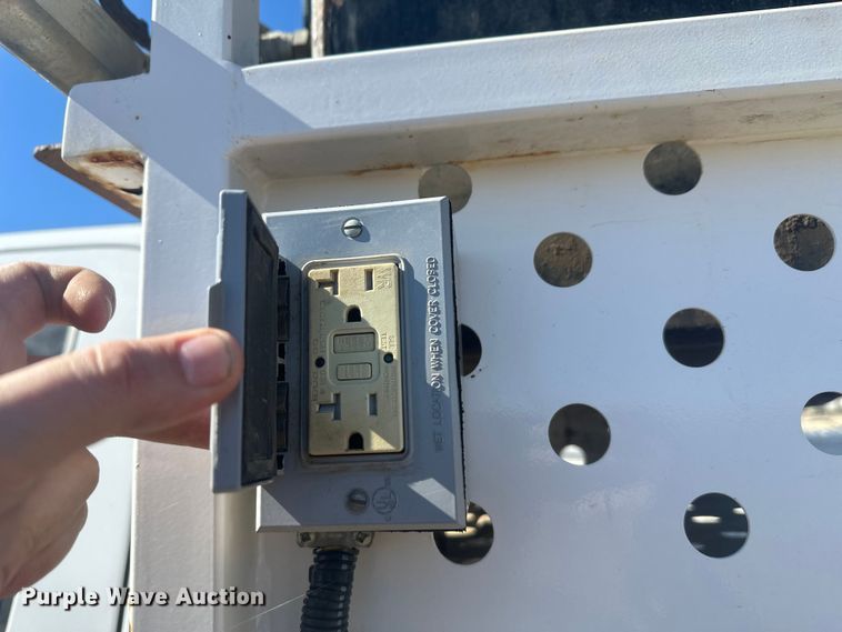 image for item EV5893 2017 Ford F550 Crew Cab utility / service truck