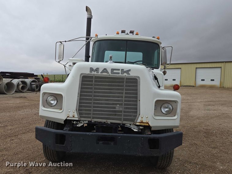image for item EV5959 1989 Mack DM690S truck cab and chassis