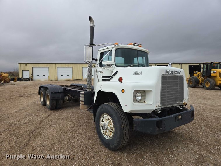image for item EV5959 1989 Mack DM690S truck cab and chassis