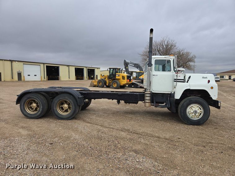 image for item EV5959 1989 Mack DM690S truck cab and chassis