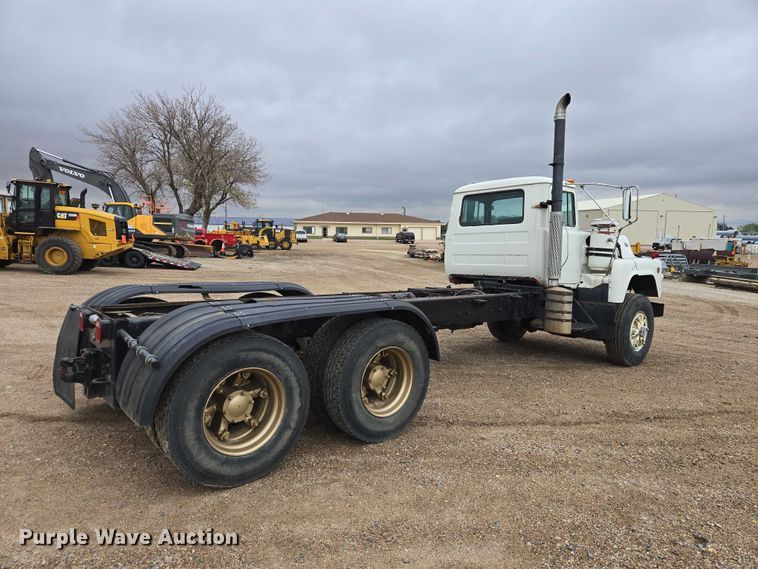 image for item EV5959 1989 Mack DM690S truck cab and chassis