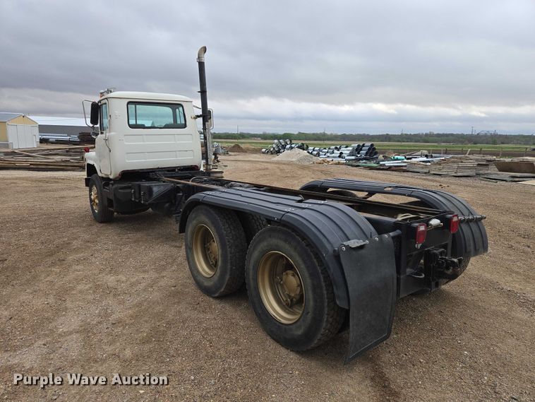 image for item EV5959 1989 Mack DM690S truck cab and chassis