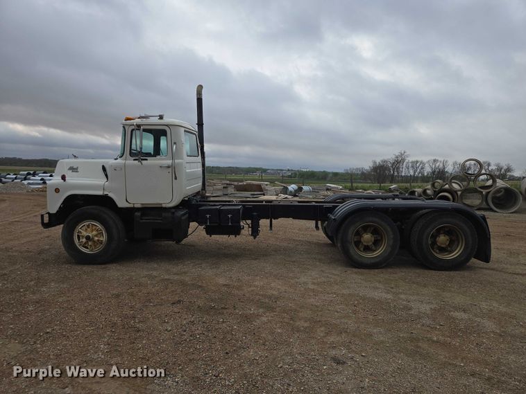 image for item EV5959 1989 Mack DM690S truck cab and chassis