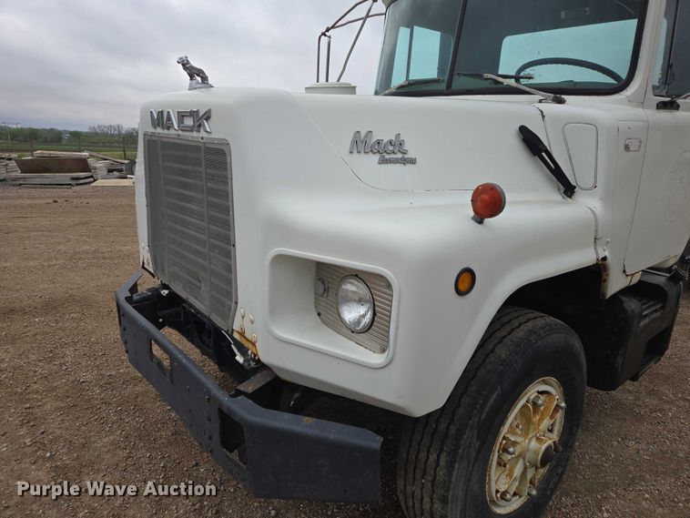image for item EV5959 1989 Mack DM690S truck cab and chassis