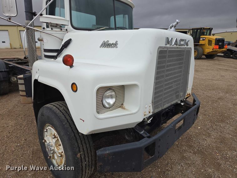 image for item EV5959 1989 Mack DM690S truck cab and chassis