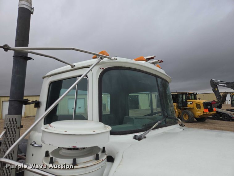 image for item EV5959 1989 Mack DM690S truck cab and chassis