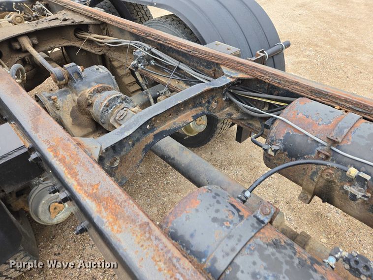 image for item EV5959 1989 Mack DM690S truck cab and chassis