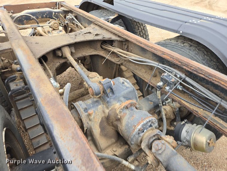 image for item EV5959 1989 Mack DM690S truck cab and chassis