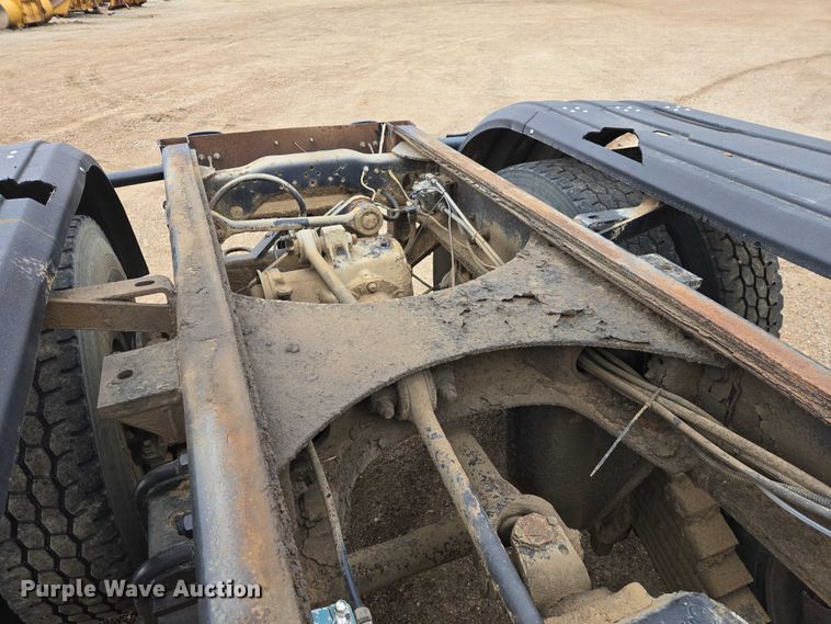 image for item EV5959 1989 Mack DM690S truck cab and chassis