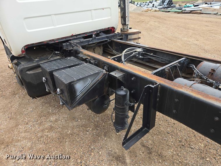 image for item EV5959 1989 Mack DM690S truck cab and chassis