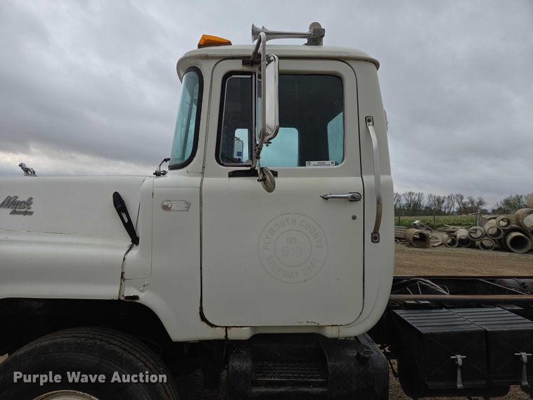 image for item EV5959 1989 Mack DM690S truck cab and chassis