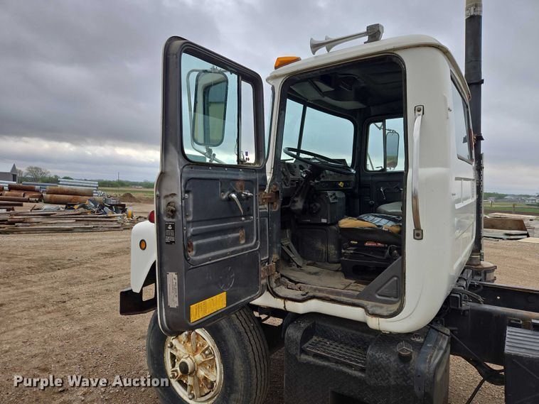 image for item EV5959 1989 Mack DM690S truck cab and chassis