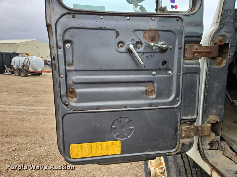 image for item EV5959 1989 Mack DM690S truck cab and chassis