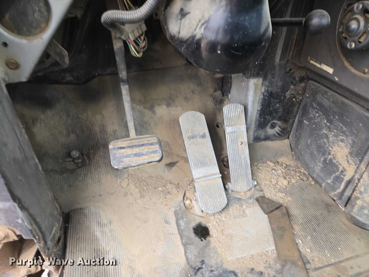 image for item EV5959 1989 Mack DM690S truck cab and chassis