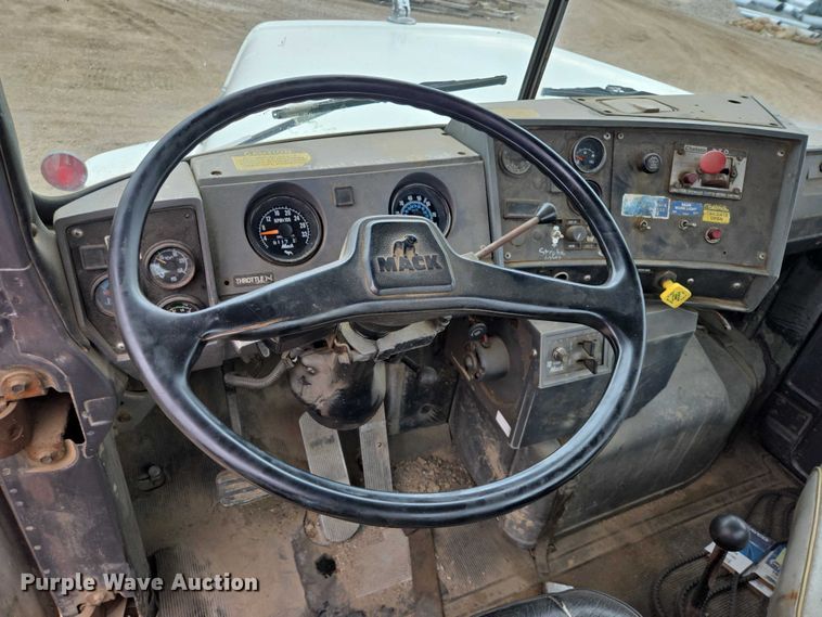 image for item EV5959 1989 Mack DM690S truck cab and chassis
