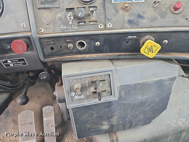 image for item EV5959 1989 Mack DM690S truck cab and chassis