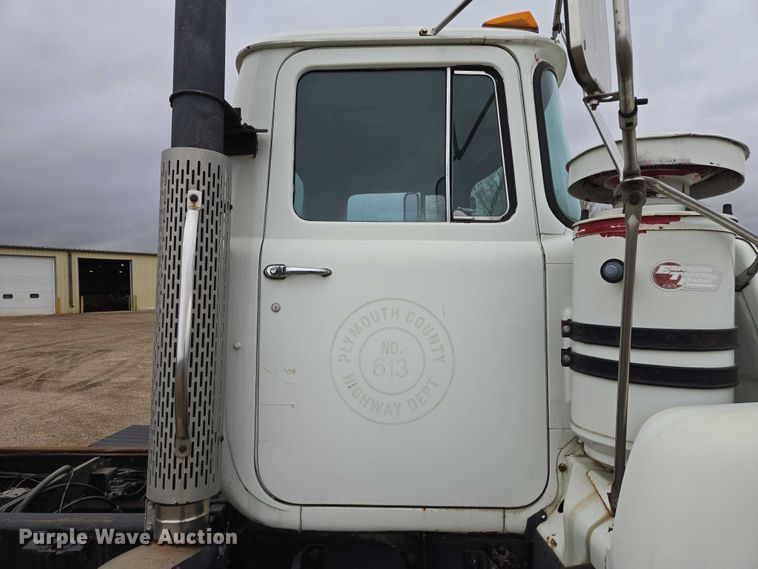 image for item EV5959 1989 Mack DM690S truck cab and chassis