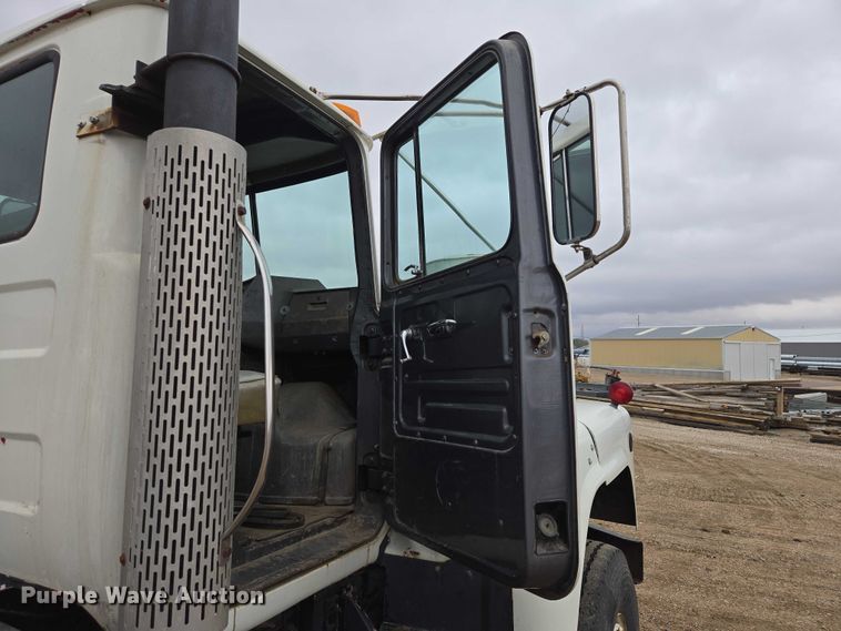 image for item EV5959 1989 Mack DM690S truck cab and chassis