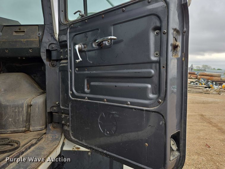 image for item EV5959 1989 Mack DM690S truck cab and chassis