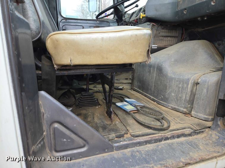 image for item EV5959 1989 Mack DM690S truck cab and chassis