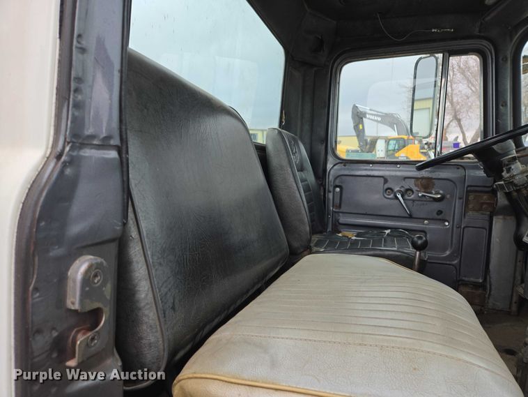 image for item EV5959 1989 Mack DM690S truck cab and chassis