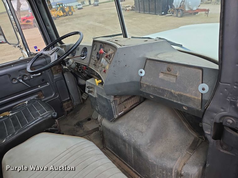 image for item EV5959 1989 Mack DM690S truck cab and chassis