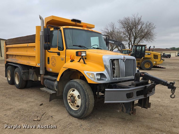 image for item EV5962 2005 International 7500 dump truck