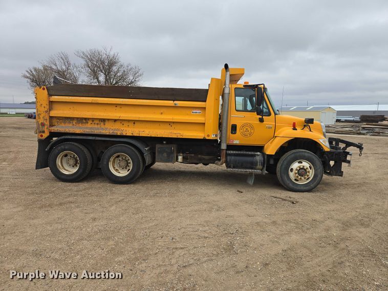 image for item EV5962 2005 International 7500 dump truck
